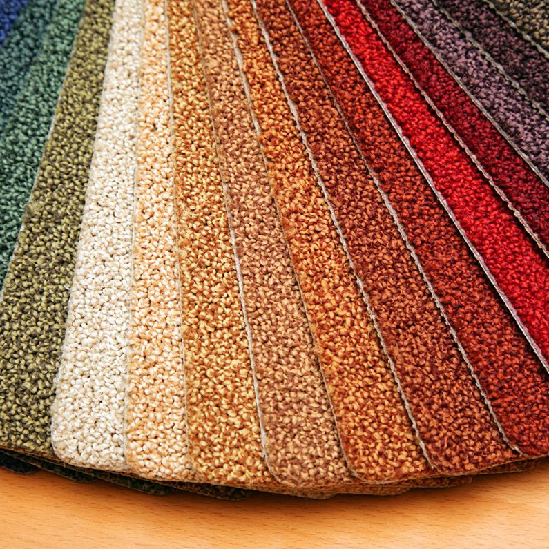 Примерка образцов ковров в Омске